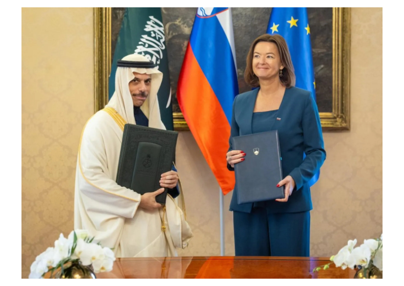 الأمير فيصل بن فرحان والوزيرة تانيا فاجون عقب توقيعهما مذكرة التفاهم في ليوبليانا الجمعة (الخارجية السعودية)