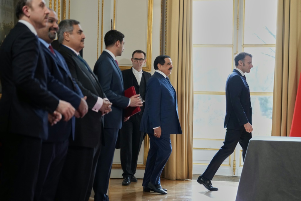 الرئيس الفرنسي إيمانويل ماكرون وخلفه العاهل البحريني الملك حمد بن عيسى آل خليفة في قصر الاليزيه في السادس من شباط/فبراير 2026 (ا ف ب)