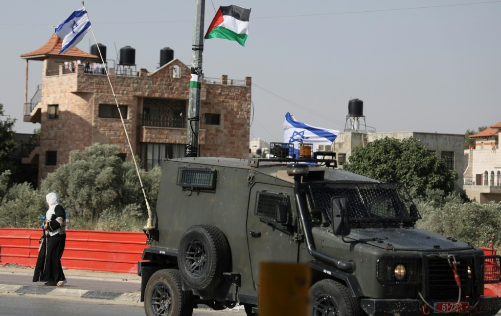 معبر "الكرامة" هو "جسر اللنبي" بالتسمية الإسرائيلية و"جسر الملك حسين" بالتسمية الأردنية، وهو المنفذ الوحيد لفلسطينيي الضفة إلى العالم عبر الأردن (ا ف ب)