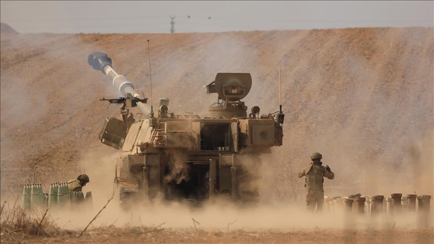 الجيش الإسرائيلي يقصف بالمدفعية أنحاء متفرقة من غزة (الأناضول)
