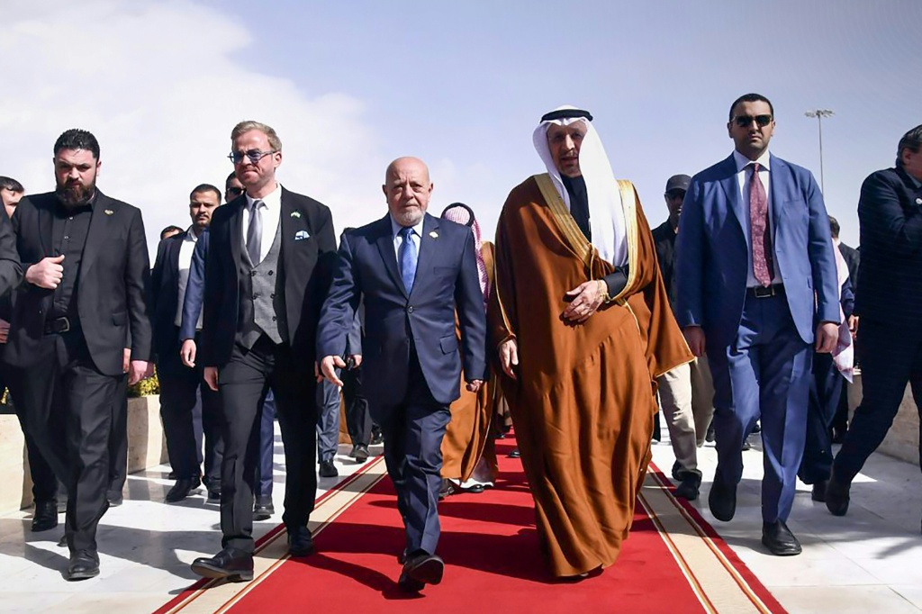 صورة وزعتها وكالة أنباء سانا يظهر فيها رئيس هيئة الاستثمار السورية طلال الهلالي (الثاني الى اليسار) ووزير الاقتصاد السوري نضال الشعار (وسط) ووزير الاستثمار السعودي خالد الفالح في مطار دمشق الدولي في السابع من شباط/فبراير 2026 (ا ف ب)