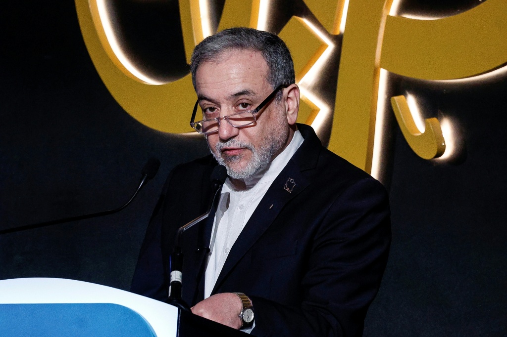 وزير الخارجية الإيراني عباس عراقجي في الدوحة في السابع من شباط/فبراير 2026 (ا ف ب)