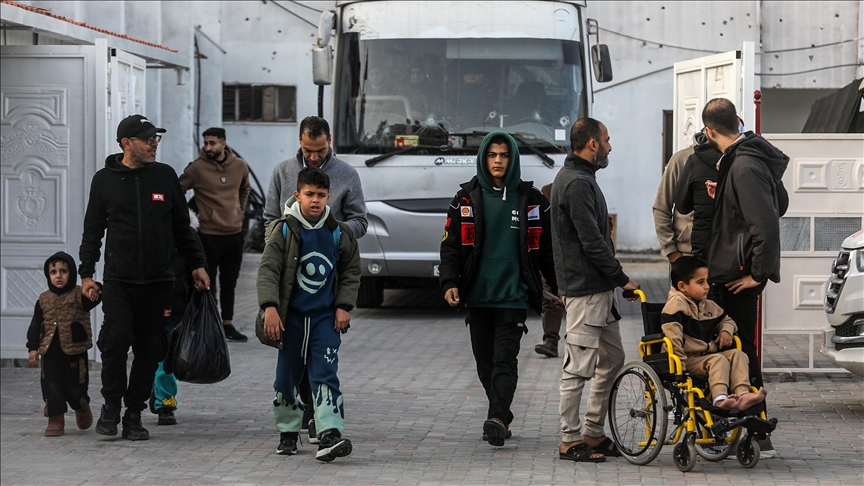 قال مدير الإعلام في الجمعية بغزة، رائد النمس، إن "44 فلسطينيا غادروا قطاع غزة، بينهم 17 مريضا و27 مرافقا" (الاناضول)