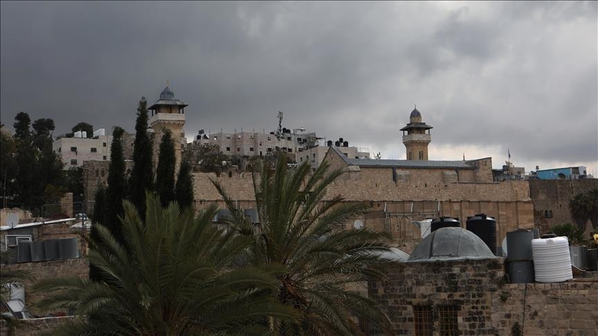 زار وفدا دبلوماسيا يمثل 24 دولة، المسجد للاطلاع على التضييقات التي يفرضها الجيش الإسرائيلي وواقع حياة سكان البلدة القديمة في الخليل (الاناضول)