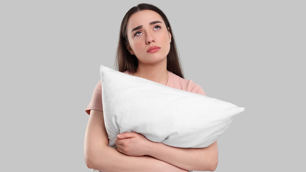 تواجهين صعوبة في النوم رغم شعوركِ بالتعب؟.. إليكِ كيفية علاجها (زهرة الخليج)
