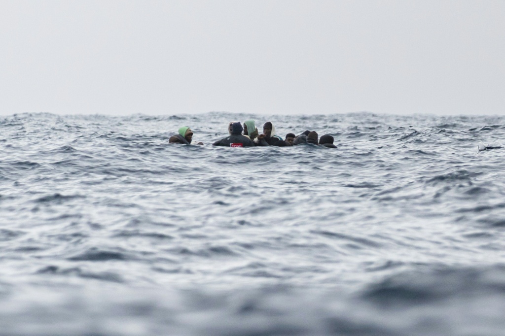 صورة من الارشيف لمهاجرين على متن قارب مطاطي ينتظرون إنقاذهم في المياه الدولية قبالة ليبيا يوم 16 كانون الثاني/يناير 2026 (ا ف ب)