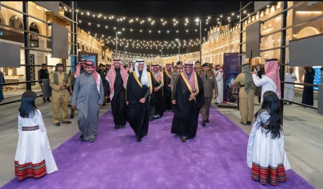 الأمير سعود بن طلال بن بدر محافظ الأحساء خلال افتتاح مهرجان "ليالي القيصرية 2026" - الصورة من حساب أمانة الأحساء على (إكس)