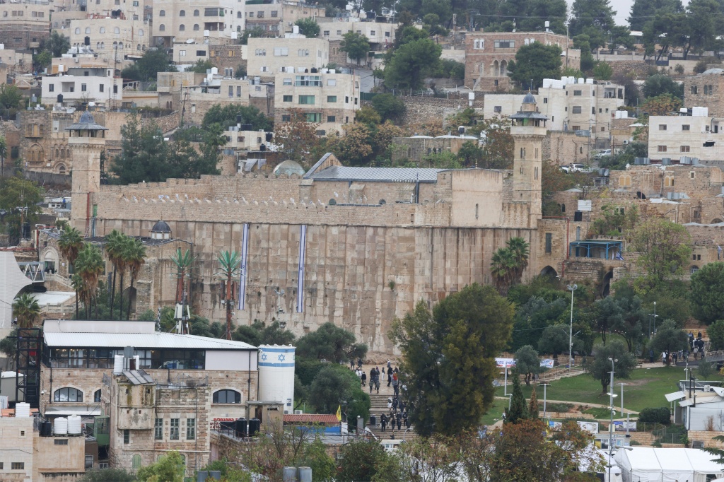 بموجب اتفاقيات أوسلو، تم تقسيم الضفة الغربية إلى مناطق ألف وباء وجيم، وقد تم نقل المنطقتين الأوليين، اللتين تمثلان حوالى 40% من الأراضي، إلى السيطرة والإدارة الفلسطينية (ا ف ب)