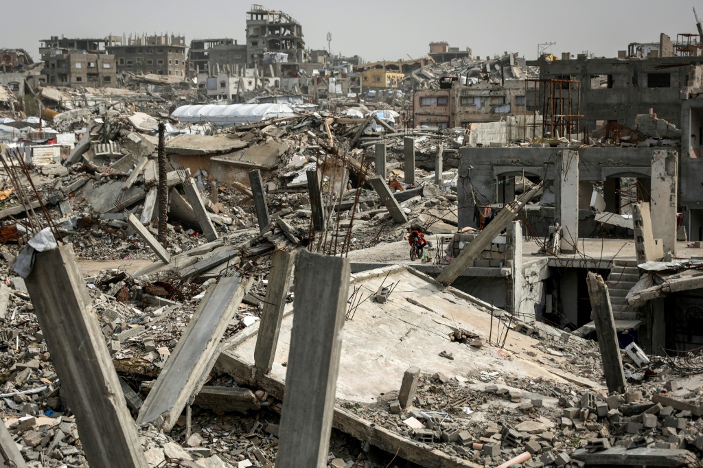 مبان مدمرة في مخيم جباليا للاجئين الفلسطينيين شمال قطاع غزة في الثامن من شباط/فبراير 2026 بعد نحو أربعة أشهر على دخول اتفاق وقف إطلاق النار بين إسرائيل وحماس حيز التنفيذ ويتبادل الطرفات الاتهامات بخرقه 2025 (ا ف ب)