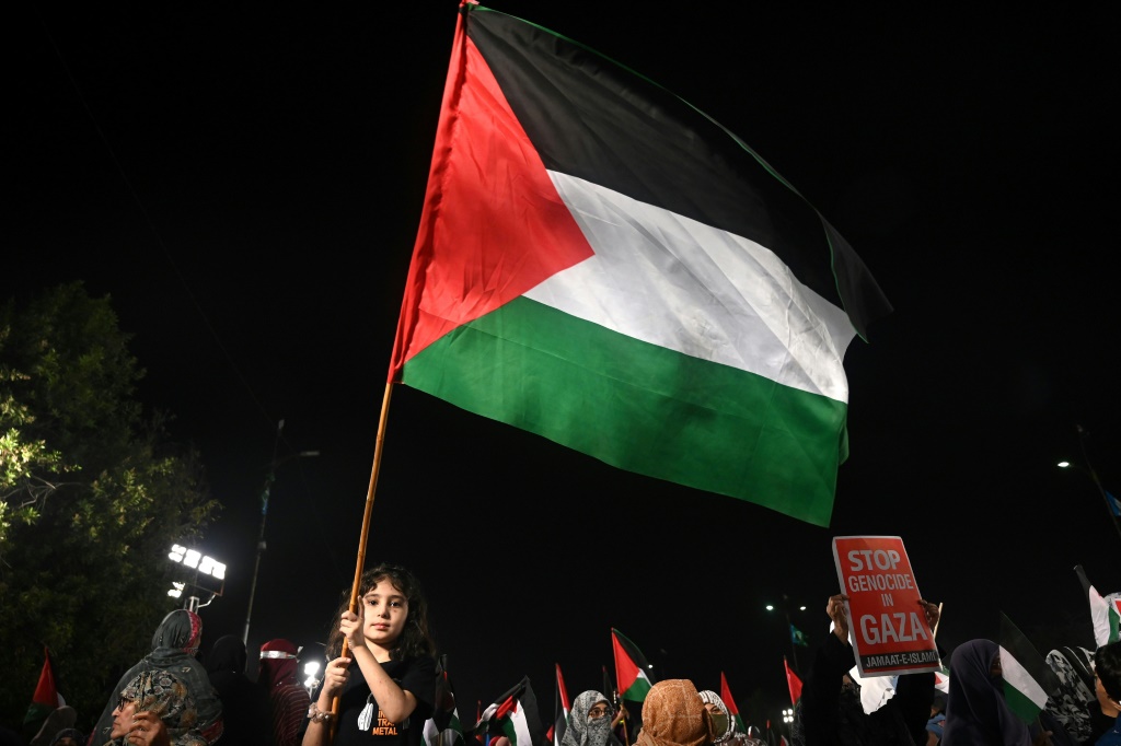 عبّرت الحكومة الفلسطينية عن رفض القرارات الإسرائيلية، معتبرة أنها "خطوات إضافية غير قانونية لمنع قيام الدولة الفلسطينية بكل الوسائل" (ا ف ب)