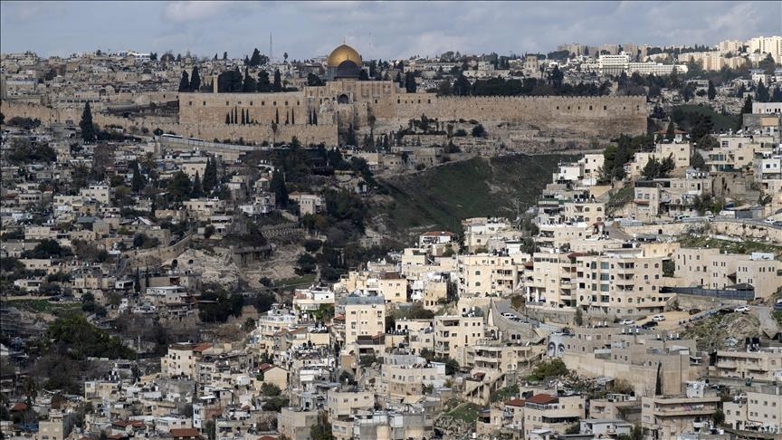 ذكر شهود عيان أن شرطة الاحتلال الإسرائيلية اعتدت على عدد من المواطنين الفلسطينيين في البلدة بالضرب (الاناضول)