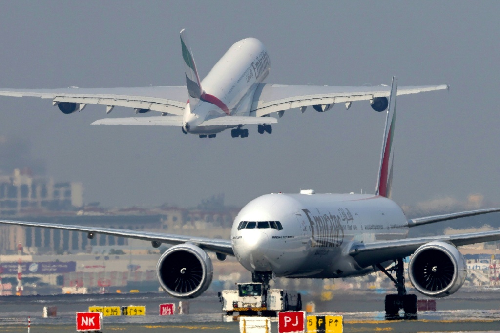 إقلاع وهبوط طائرات في مطار دبي الدولي في 22 تشرين الثاني/نوفمبر 2023 (ا ف ب)