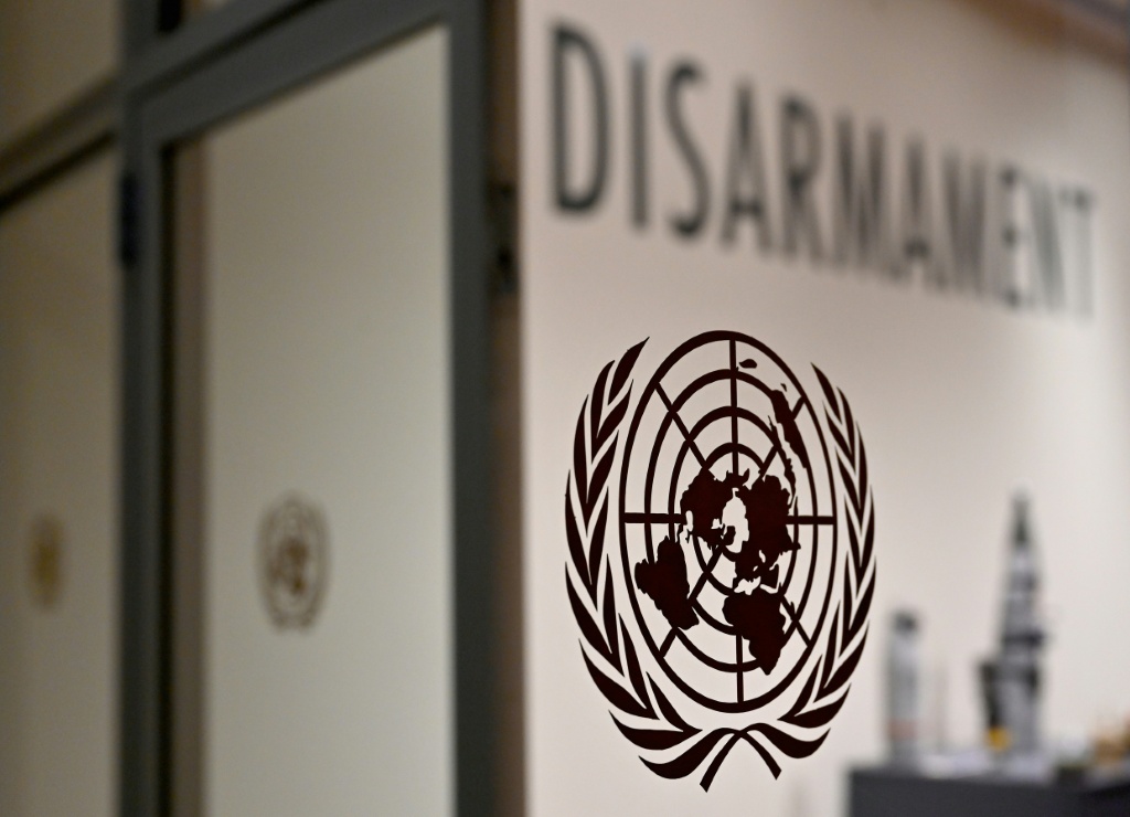 صورة لشعار الأمم المتحدة أثناء انعقاد مؤتمر مراجعة في معاهدة عدم انتشار الأسلحة النووية للعام 2022 في مقر الأمم المتحدة في مدينة نيويورك في الأول من آب/أغسطس 2022 (ا ف ب)