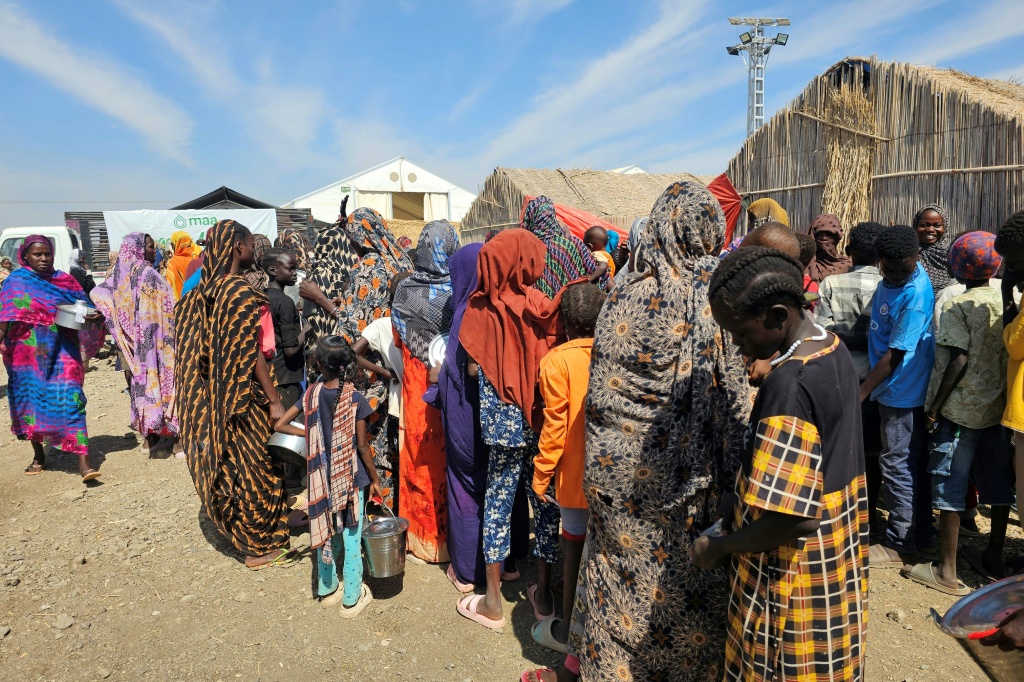نازحون سودانيون ينتظرون تلقي المساعدات الإنسانية في مخيم أبو النجا بولاية القضارف، على بعد حوالي 420 كيلومترا شرق العاصمة الخرطوم في 6 شباط/فبراير 2026 (ا ف ب)