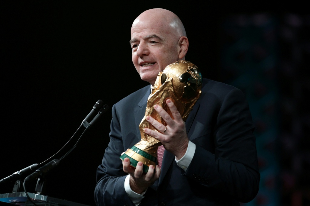 رئيس الاتحاد الدولي لكرة القدم جاني إنفانتينو يقدم كأس العالم أمام تجمع رؤساء البلديات الأميركية في 29 كانون الثاني/يناير 2026 في واشنطن (ا ف ب)