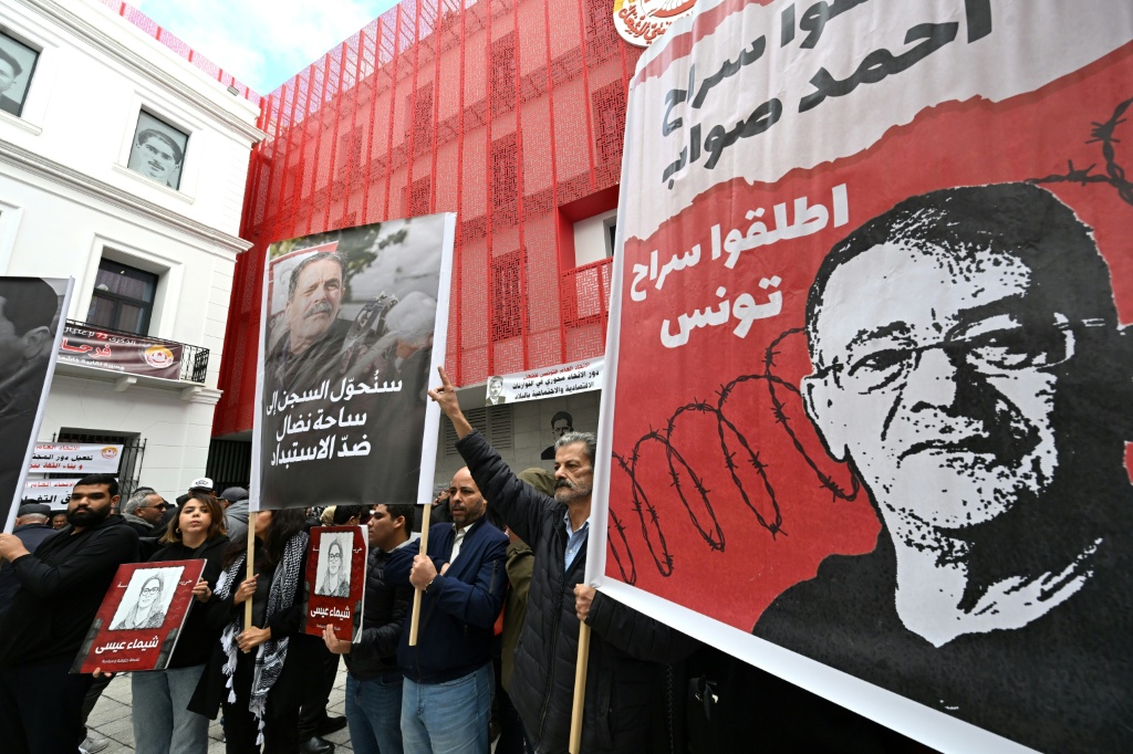 جانب من تظاهرة احتجاجية أمام مقر الاتحاد العام التونسي للشغل في تونس العاصمة بتاريخ 4 كانون الأول/ديسمبر 2025 (ا ف ب)