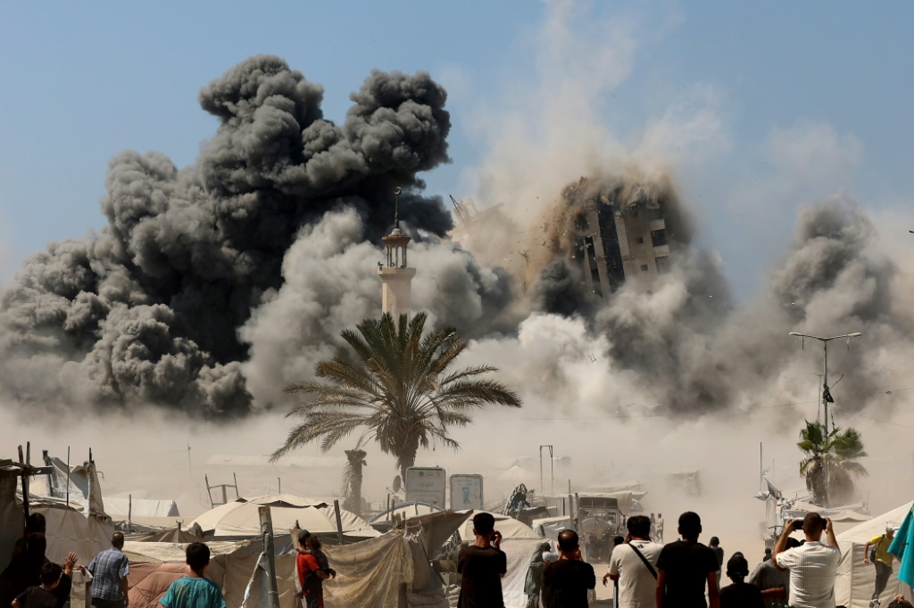 قال شهود عيان، إن قوات جيش الاحتلال نفذت عدة عمليات نسف ضخمة في محيط منطقة التحلية شرقي مدينة خان يونس، في مناطق انتشار وسيطرة جيش الاحتلال بموجب الاتفاق (ا ف ب)