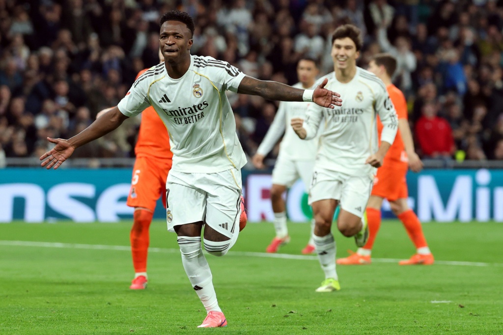 المهاجم البرازيلي لريال مدريد فينيسيوس جونيور يحتفل بثنائيته في مرمى ريال سوسييداد (4-1) في الدوري الاسباني في مدريد في 14 شباط/فبراير 2026 (ا ف ب)