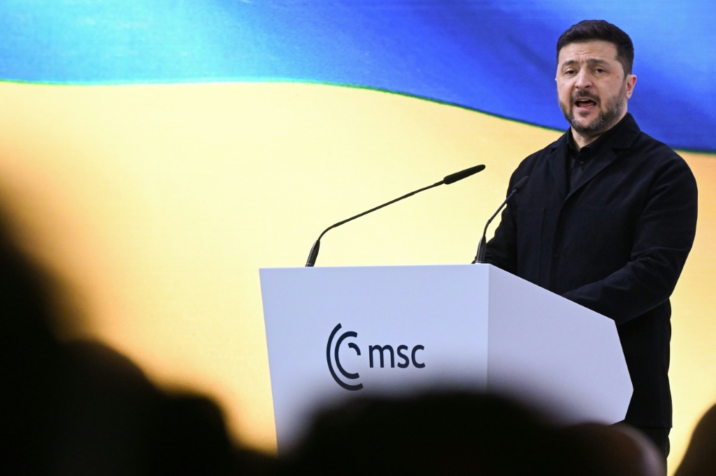 الرئيس الأوكراني فولوديمير زيلينسكي متحدثا في مؤتمر ميونيخ للأمن في 14 شباط/فبراير 2026 (ا ف ب)