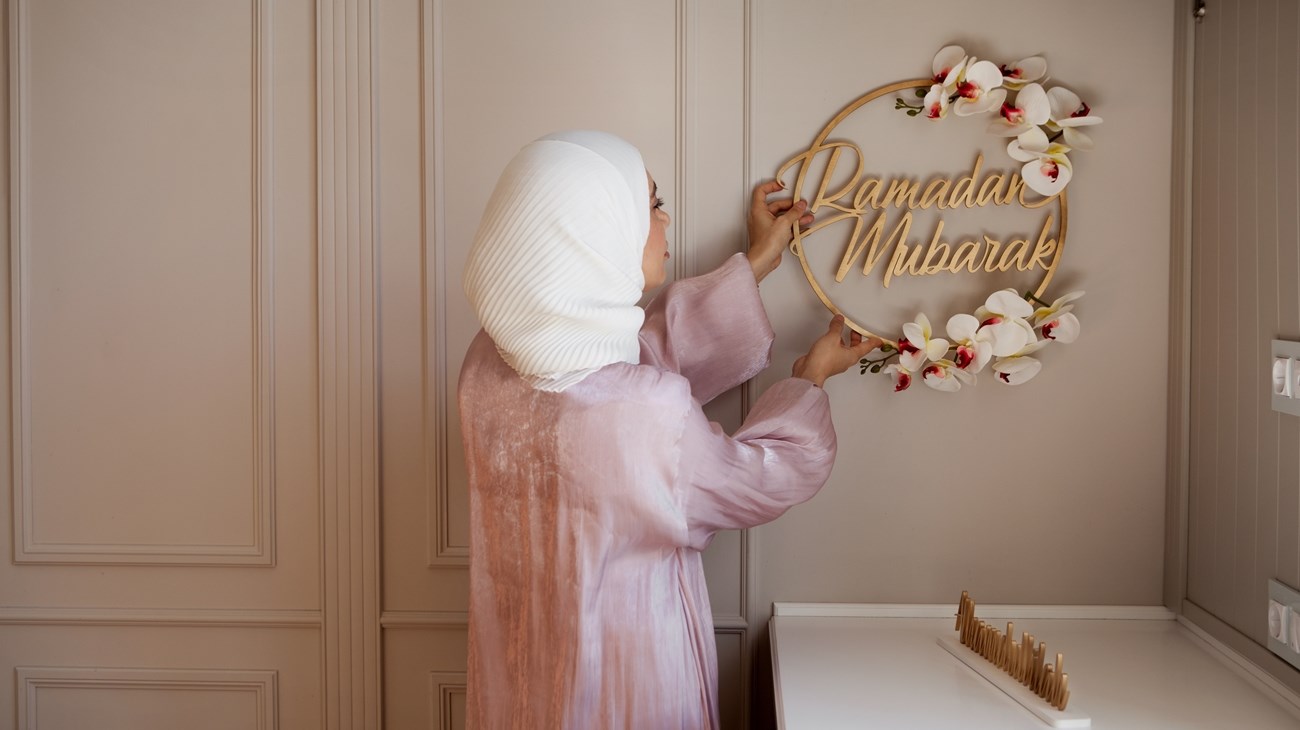 من الإضاءة إلى الزوايا الدافئة.. أفكار ديكور رمضانية لبيت أكثر هدوءاً (زهرة الخليج)