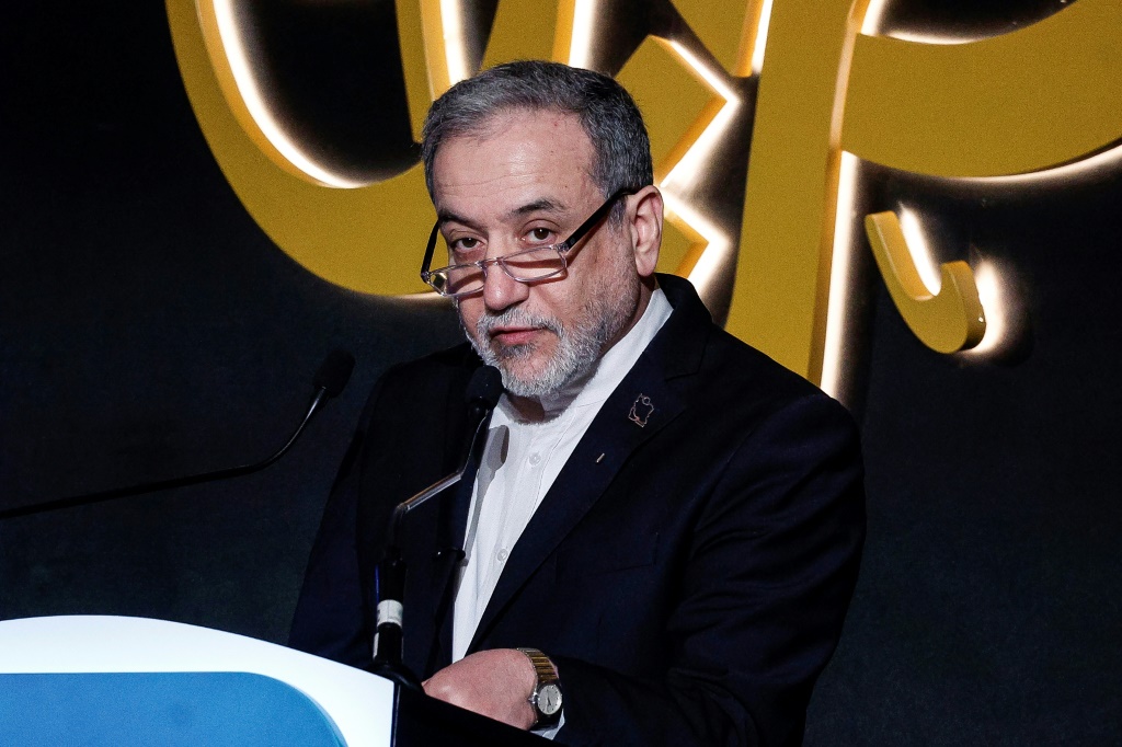 وزير الخارجية الإيراني عباس عراقجي خلال الدورة السابعة عشرة لمنتدى الجزيرة في الدوحة في السابع من شباط/فبراير 2026 (ا ف ب)