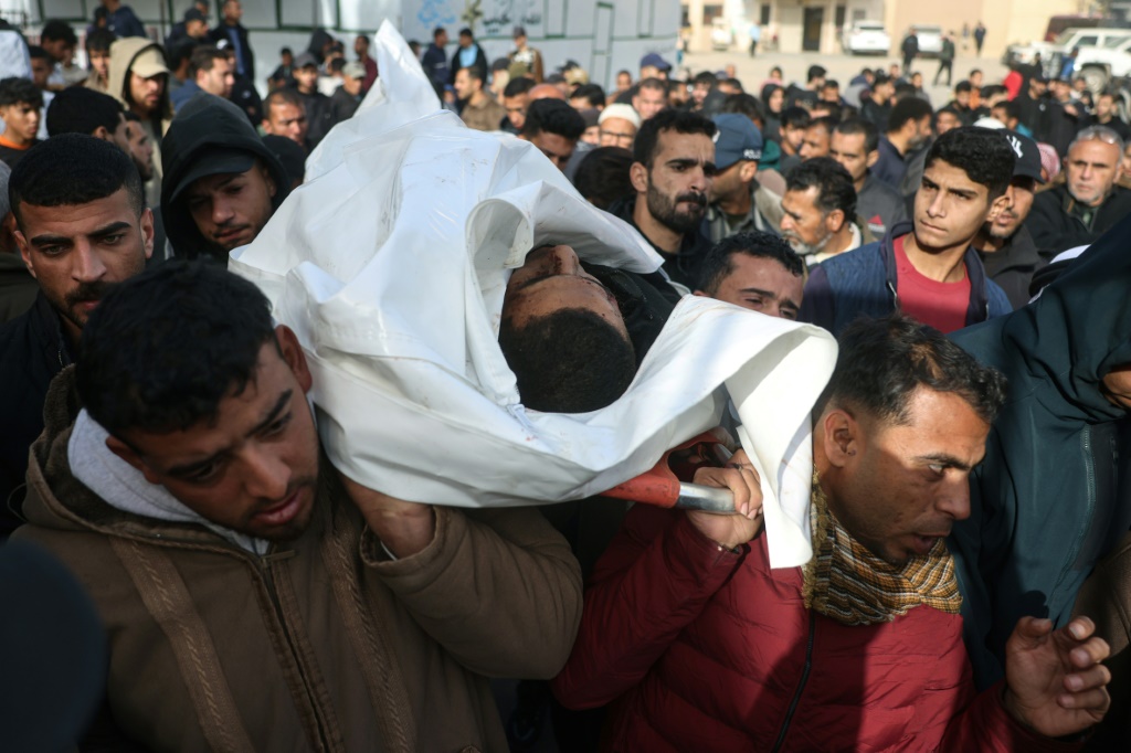 فلسطينيون يشيّعون قتلى سقطوا في ضربات إسرائيلية على قطاع غزة في 15 شباط/فبراير 2026 (ا ف ب)