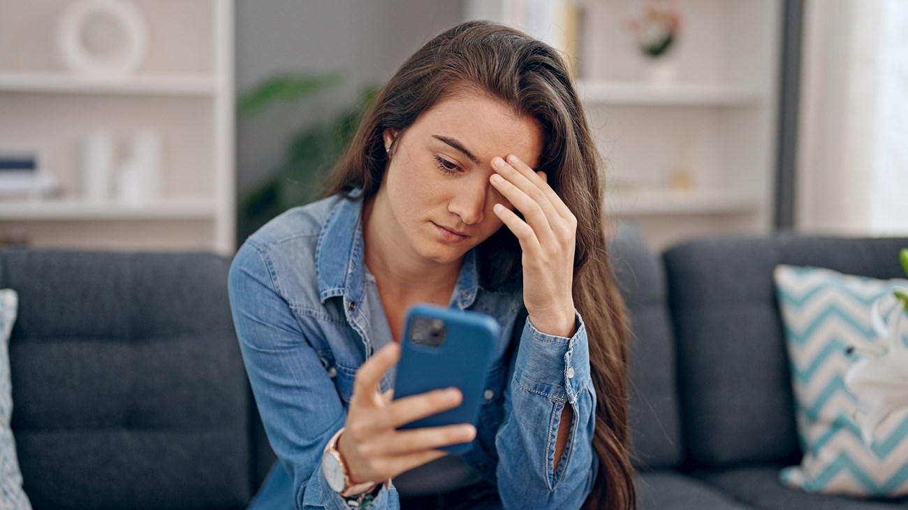 بذكاءٍ.. كيف تردين على التعليقات السلبية في (السوشيال ميديا) (زهرة الخليج)