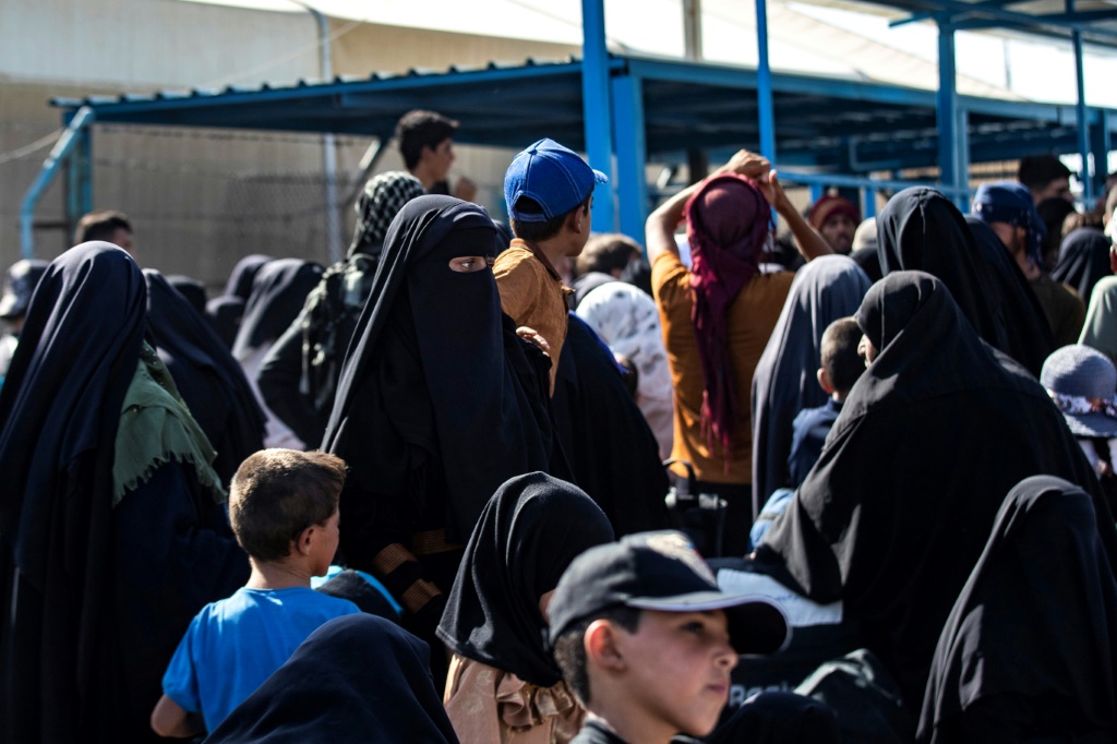 صورة مؤرخة في 28 آب/أغسطس 2025 لأشخاص يغادرون مخيم الهول في سوريا (ا ف ب)