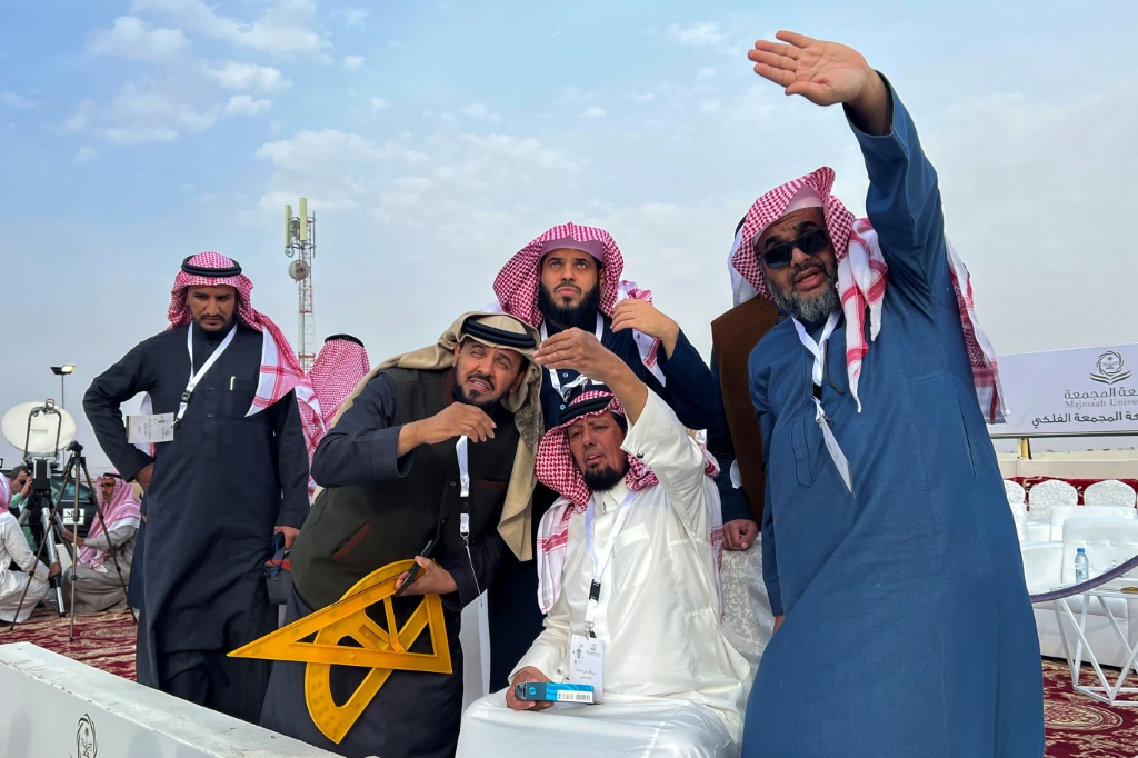 الرائي السعودي عبد لله الخضيري وعدد من المترائين اثناء محاولة رؤية هلال رمضان في مديمة حوطة سدير شمال الرياض في 28 شباط/فبراير 2025 (ا ف ب)