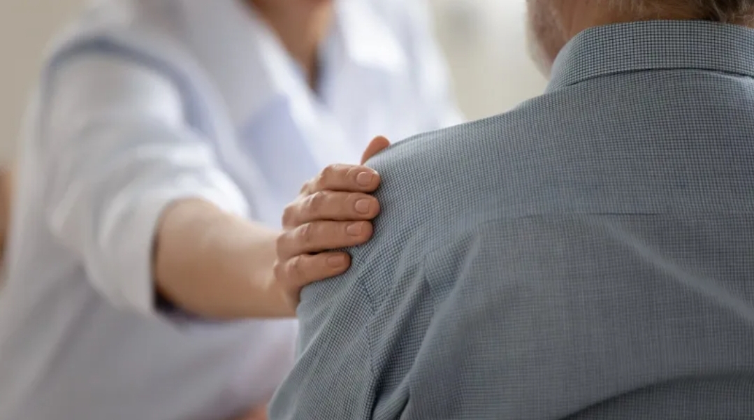 هل النساء أكثر تعاطفًا من الرجال؟ العلم يكشف الحقيقة (الرجل)