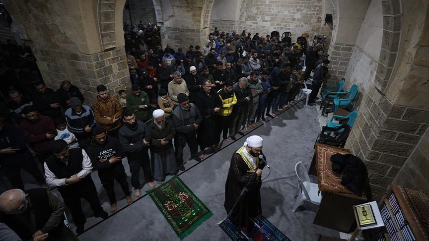 غزة.. التراويح على أنقاض المساجد في أول رمضان بعد الإبادة (الأناضول)
