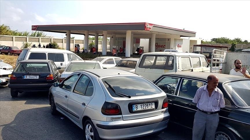 لبنان.. قطع طرق واحتجاجات على زيادة الضرائب وأسعار البنزين (الأناضول)
