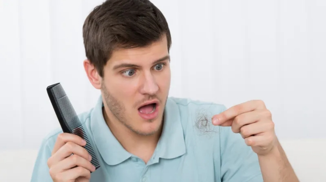 من المختبر إلى الواقع.. هل تصبح القبعة الضوئية بديلاً لزراعة الشعر؟ (الرجل)