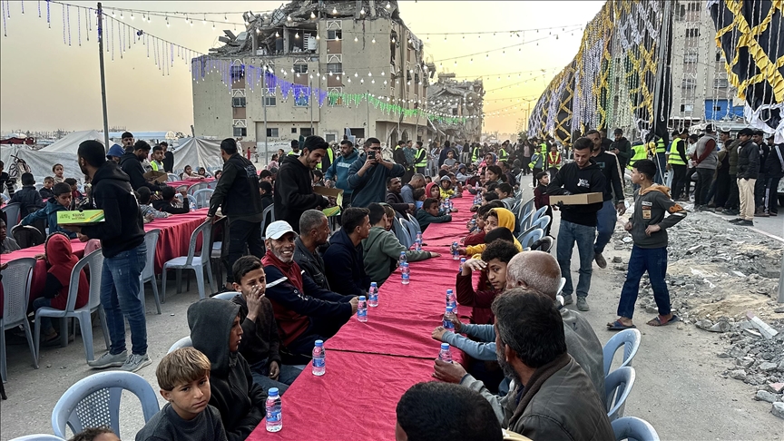 بين الركام والخيام.. غزة تستقبل رمضان بموائد جماعية  (الأناضول)