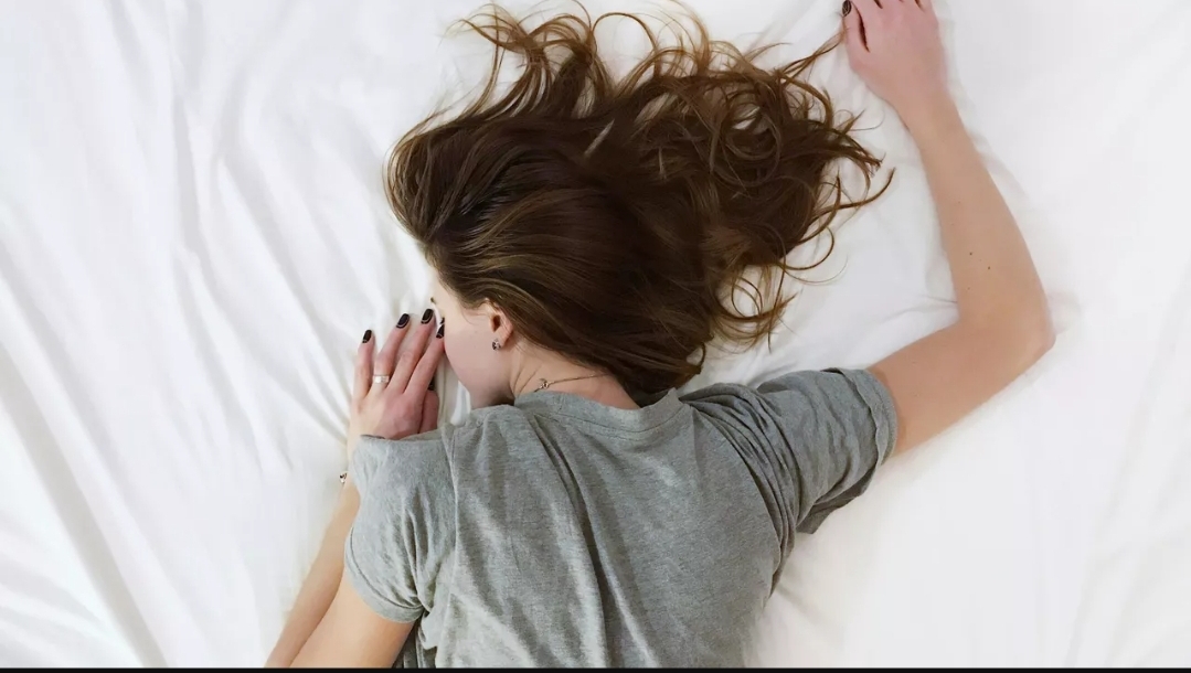 دراسة تكشف تأثير قيلولة يومية مدتها 45 دقيقة على قدرات الدماغ (أونسبلاش)