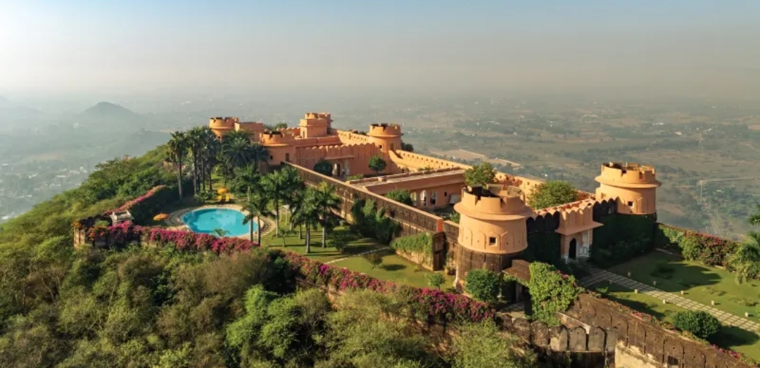 Naila Fort في الهند.. وجهة إقامة فاخرة في حصن تاريخي (الرجل)
