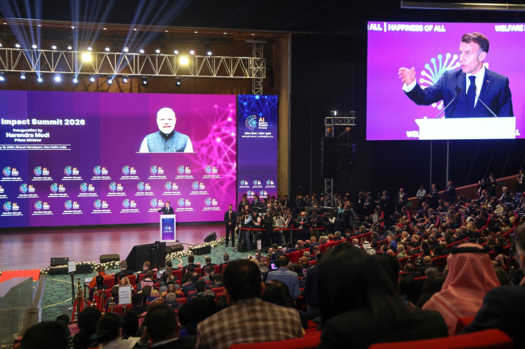  الرئيس الفرنسي إيمانويل ماكرون يلقي كلمة في قمة حول الذكاء الاصطناعي في العاصمة الهندية نيودلهي في 19 شباط/فبراير 2026( ا ف ب)