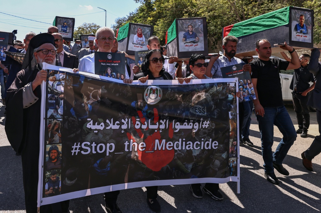 تظاهرة تظاهرة تدعو إلى وضع حد للهجمات ضد الصحافيين والمحاسبة عليها في رام الله بتاريخ 8 تشرين الاول/اكتوبر 2025 (ا ف ب)