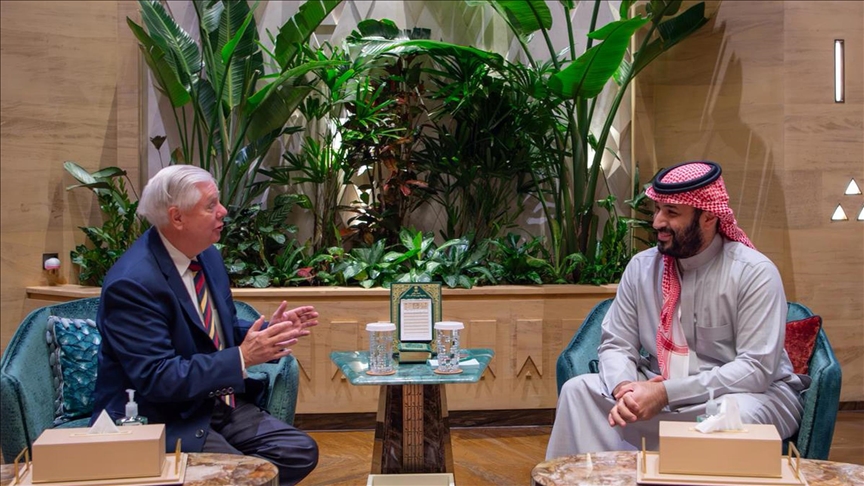 ولي العهد السعودي يبحث مع ليندسي غراهام التطورات الإقليمية (الأناضول)