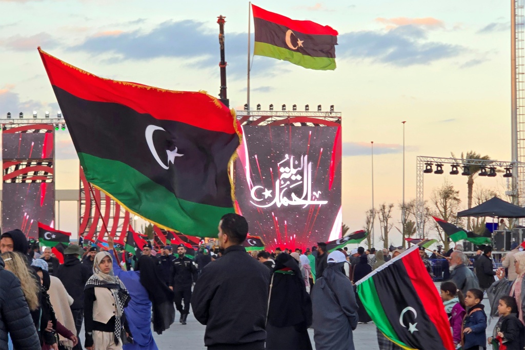 تجمع في ساحة الشهداء بالعاصمة الليبية طرابلس لإحياء الذكرى الخامسة عشرة للانتفاضة ضد نظام الزعيم الليبي السابق معمر القذافي، في 17 شباط/فبراير 2026 (ا ف ب)