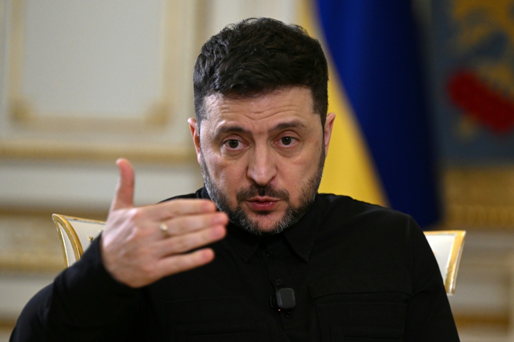 الرئيس الأوكراني فولوديمير زيلينسكي متحدثا إلى وكالة فرانس برس خلال مقابلة أجرتها معه في كييف في 20 شباط/فبراير 2026 في الذكرى الرابعة للغزو الروسي لبلده (ا ف ب)