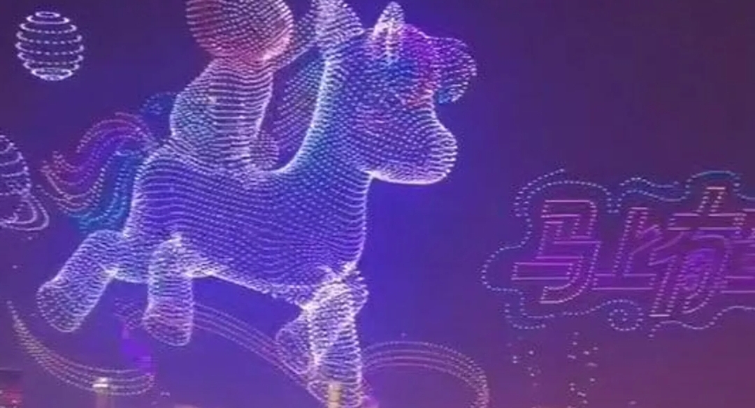 الصين تضيء السماء بعروض المسيرات في اليوم الرابع من السنة الصينية الجديدة (متداول على مواقع التواصل الاجتماعي)