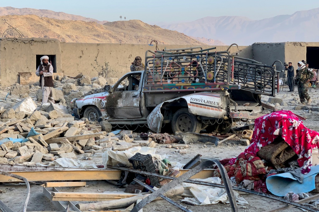 أفغان يبحثون عن ضحايا بعد غارة جوية باكستانية ليلية استهدفت منطقة سكنية في قرية غيردي كاس التابعة لمقاطعة بهسود في ولاية ننكرهار في 22 شباط/فبراير 2026 (ا ف ب)