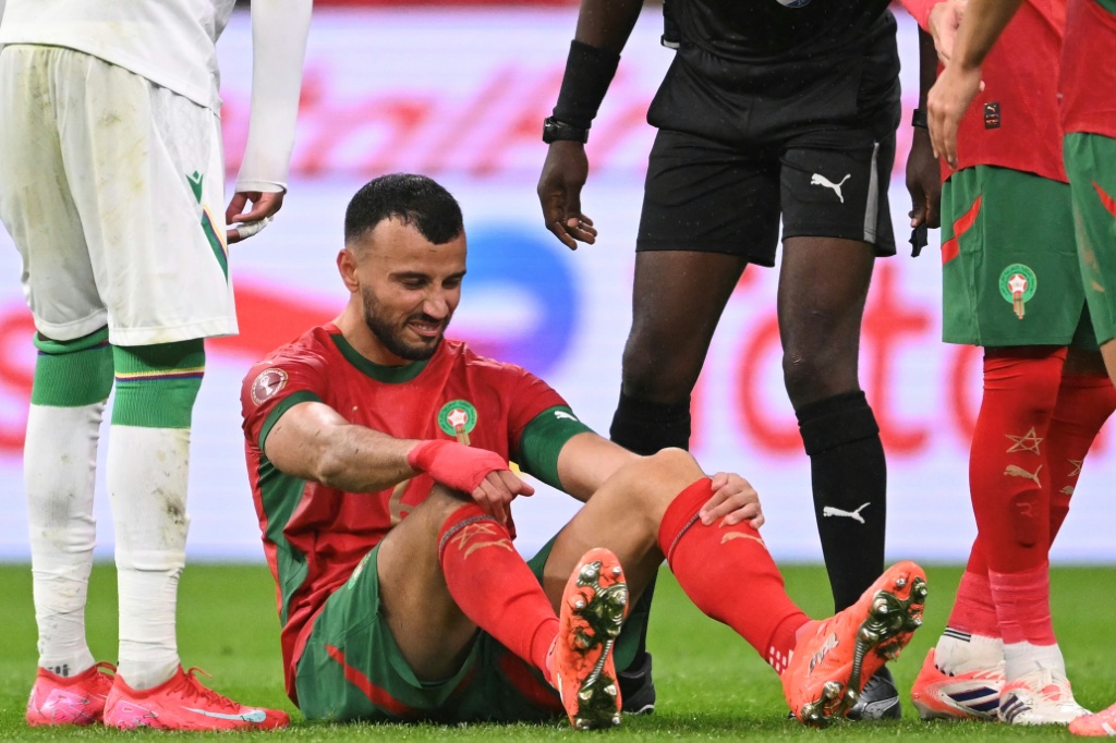 رومان سايس مدافع المغرب على أرض الملعب في مواجهة جزر القمر في كأس أمم إفريقيا لكرة القدم، الرباط، في 21 كانون الأول/ديسمبر 2025 (ا ف ب)
