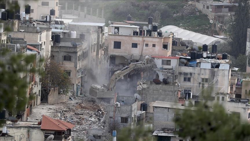 أفاد شهود عيان بأن قوات جيش الاحتلال الإسرائيلي اقتحمت بلدة بيت لقيا غربي رام الله، برفقة جرافات، وهدمت 3 منازل ومنشأة زراعية بزعم "البناء دون ترخيص" (الاناضول)