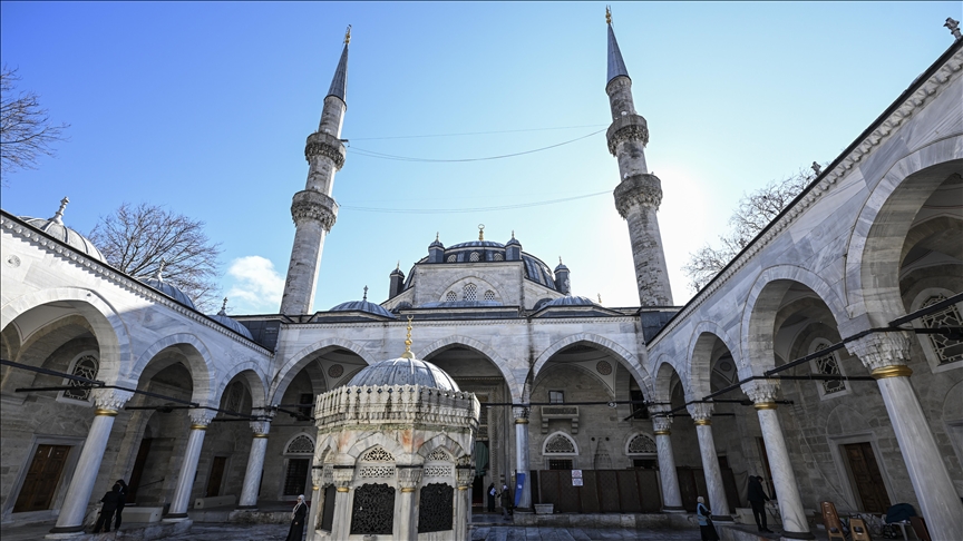 جامع (والدة الجديد) بإسطنبول.. تراث جمالي متجدد على مدار القرون (الأناضول)