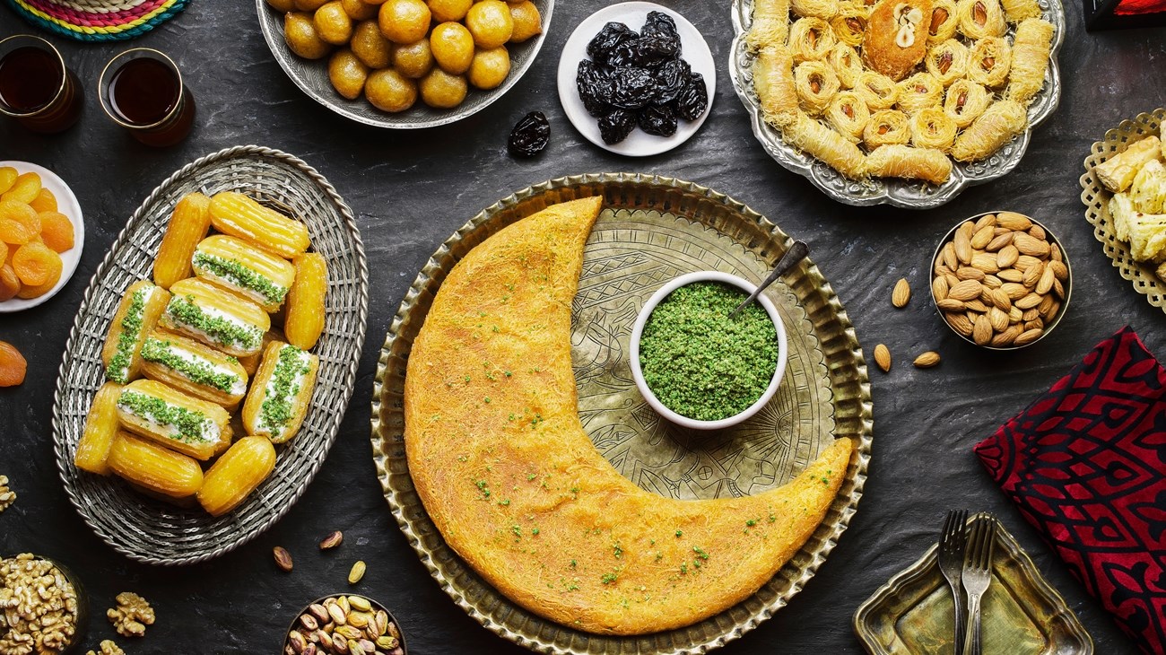 حلويات رمضان.. مذاق يجمع العائلة والأصدقاء حول الطاولة (زهرة الخليج)