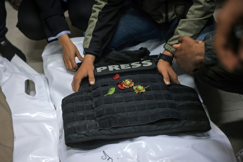 جانب من تشييع صحافي فلسطيني قُتل جراء غارة إٍسرائيلية في مدينة خان يونس بجنوب قطاع غزة في 22 كانون الثاني/يناير 2026 (ا ف ب )