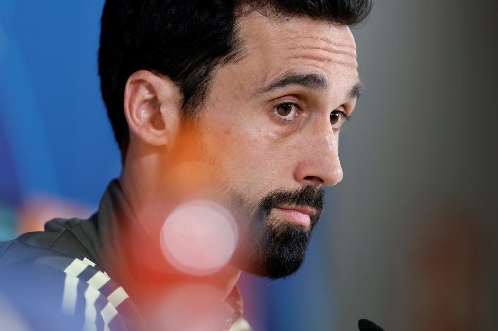 الإسباني ألفارو أربيلوا مدرب ريال مدريد في مؤتمر صحافي عشية مواجهة بنفيكا البرتغالي في دوري أبطال أوروبا لكرة القدم، في 24 شباط/فبراير 2026 (ا ف ب)
