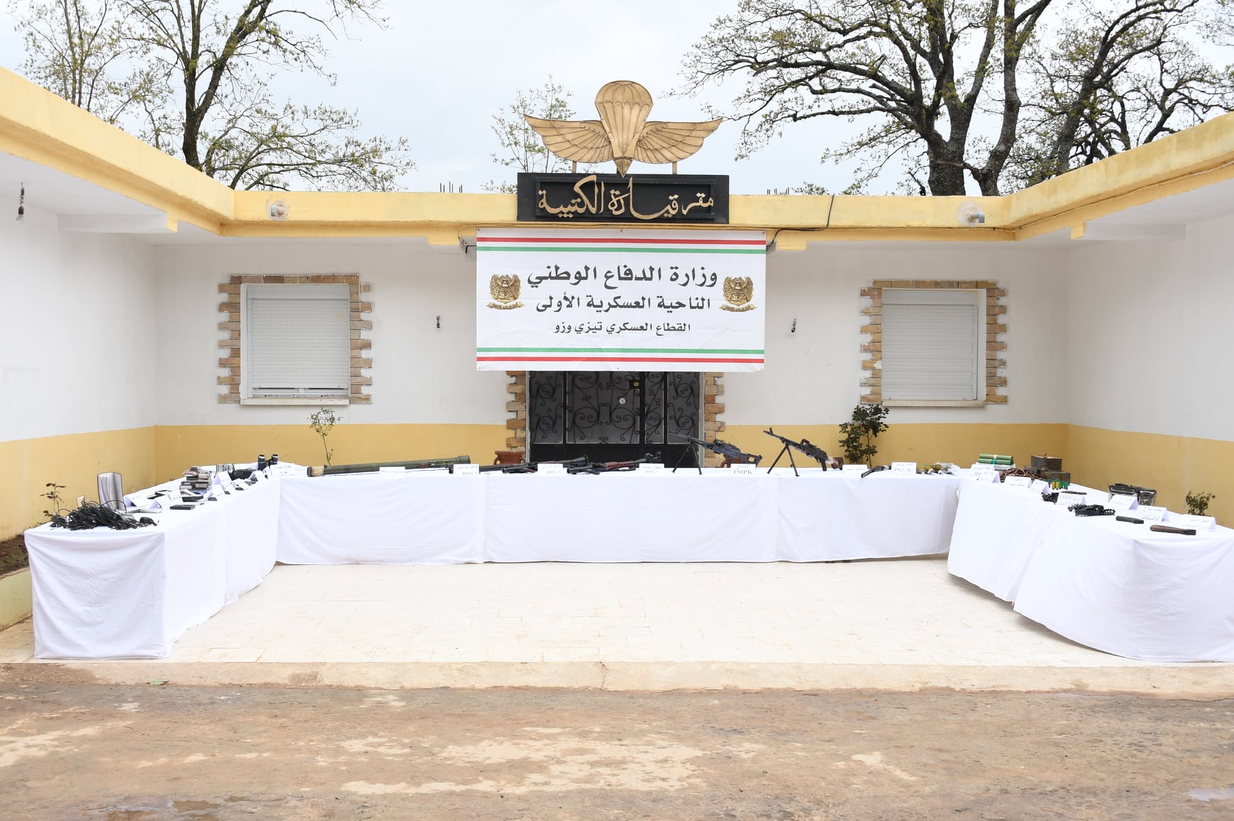 وأكدت الوزارة في بيانها أنه "في مجال مكافحة الإرهاب، سلم عنصر إرهابي نفسه للسلطات العسكرية بمنطقة إن قزام مع سلاح رشاش من نوع كلاشنيكوف وذخيرة ومعدات أخرى" (وزارة الدفاع الجزائرية)